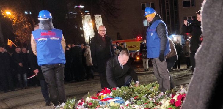 Karol Nawrocki, prezes IPN, składa kwiaty przed Pomnikiem Poległych Stoczniowców (fot. Radio Gdańsk/Mateusz Czerwiński)