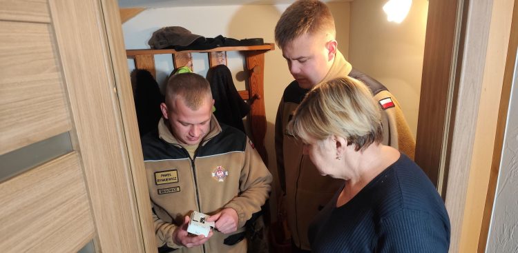 W domach 100 rodzin w gminie Kępice zamontowano czujniki czadu (fot. Radio Gdańsk/Maciej Szczakowski)