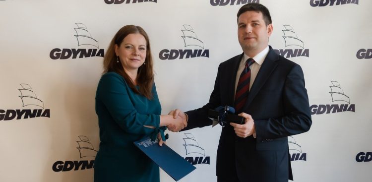 Maciej Zielonka odebrał z rąk prezydent Aleksandry Kosiorek nominację na stanowisko wiceprezydenta Gdyni (Fot. gdynia.pl)