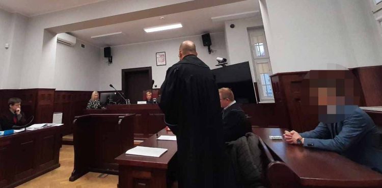 Olaf S. odpowiada przed Sądem Okręgowym w Słupsku za uderzenie szklanym przedmiotem w twarz Norberta N. Do zdarzenia doszło w kwietniu ubiegłego roku w Chojnicach. (fot. Radio Gdańsk/Przemek Woś)