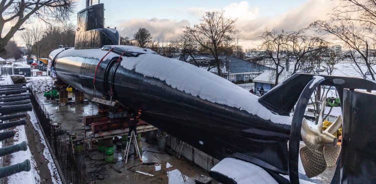 ORP Sokół osadzany na cokołach w Muzeum Marynarki Wojennej w Gdyni. 27.11.2023 r. (fot. Krzysztof Mystkowski/KFP)