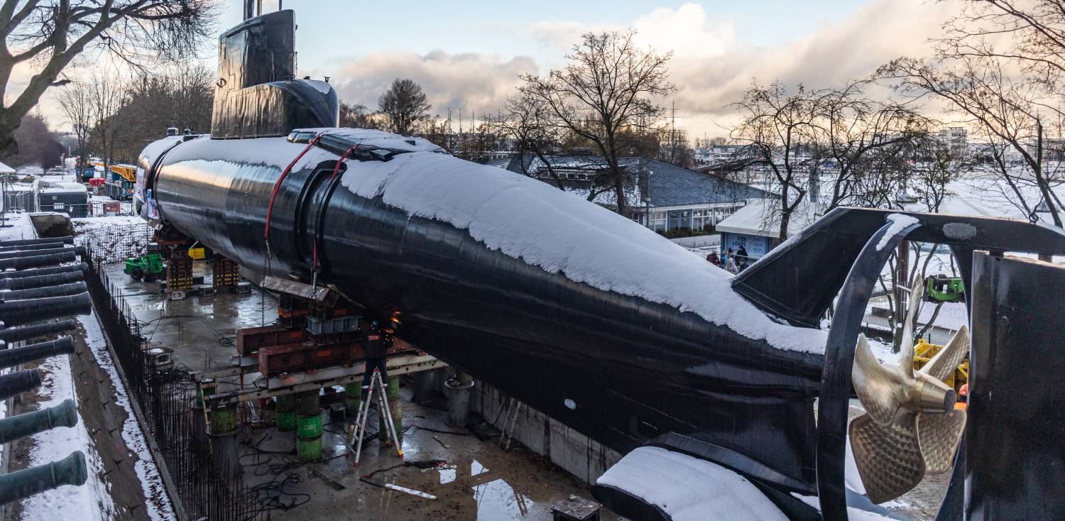 ORP Sokół osadzany na cokołach w Muzeum Marynarki Wojennej w Gdyni. 27.11.2023 r. (fot. Krzysztof Mystkowski/KFP)