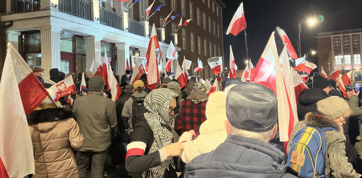 Sympatycy Prawa i Sprawiedliwości protestowali w Gdańsku przeciwko dalszemu wstrzymywaniu subwencji dla partii (fot. Radio Gdańsk/Oskar Bąk)