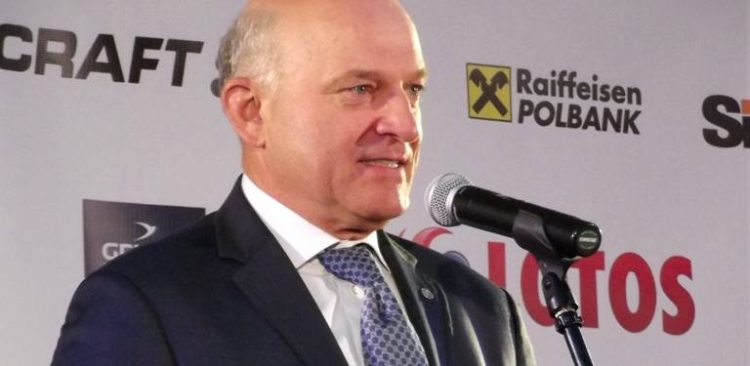 Paweł Olechnowicz w czasie konferencji prasowej. Zdjęcie archiwalne (fot. Piotr Drabik/Wikimedia Commons)