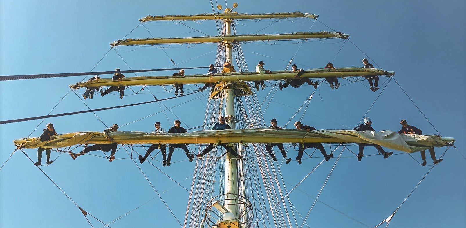 Młodzi żeglarze poznają podstawy sztuki żeglarskiej, zasady nawigacji oraz zapoznają się z wymogami bezpiecznego zachowania na wodzie (Fot. UMWP)