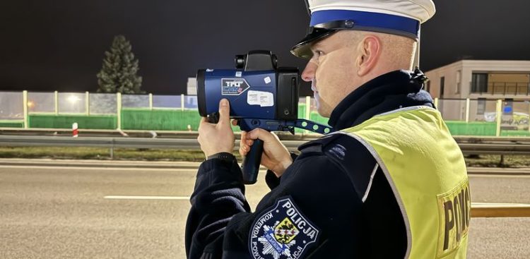 Pomiar prędkości wykazał, że pojazd poruszał się z prędkością 103 km/h na odcinku, gdzie obowiązuje ograniczenie do 50 km/h (Fot. KPP Wejherowo)