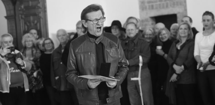 Ryszard Poznakowski w Ratuszu Głównego Miasta Gdańska podczas wernisażu wystawy "Nikt nam nie zabierze młodości" (fot. KFP/Maciej Kosycarz)