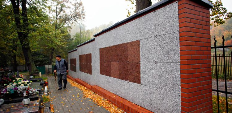 Zdjęcie archiwalne. Kolumbarium na cmentarzu w Gdańsku-Chełmie (fot. Krzysztof Mystkowski / KFP)