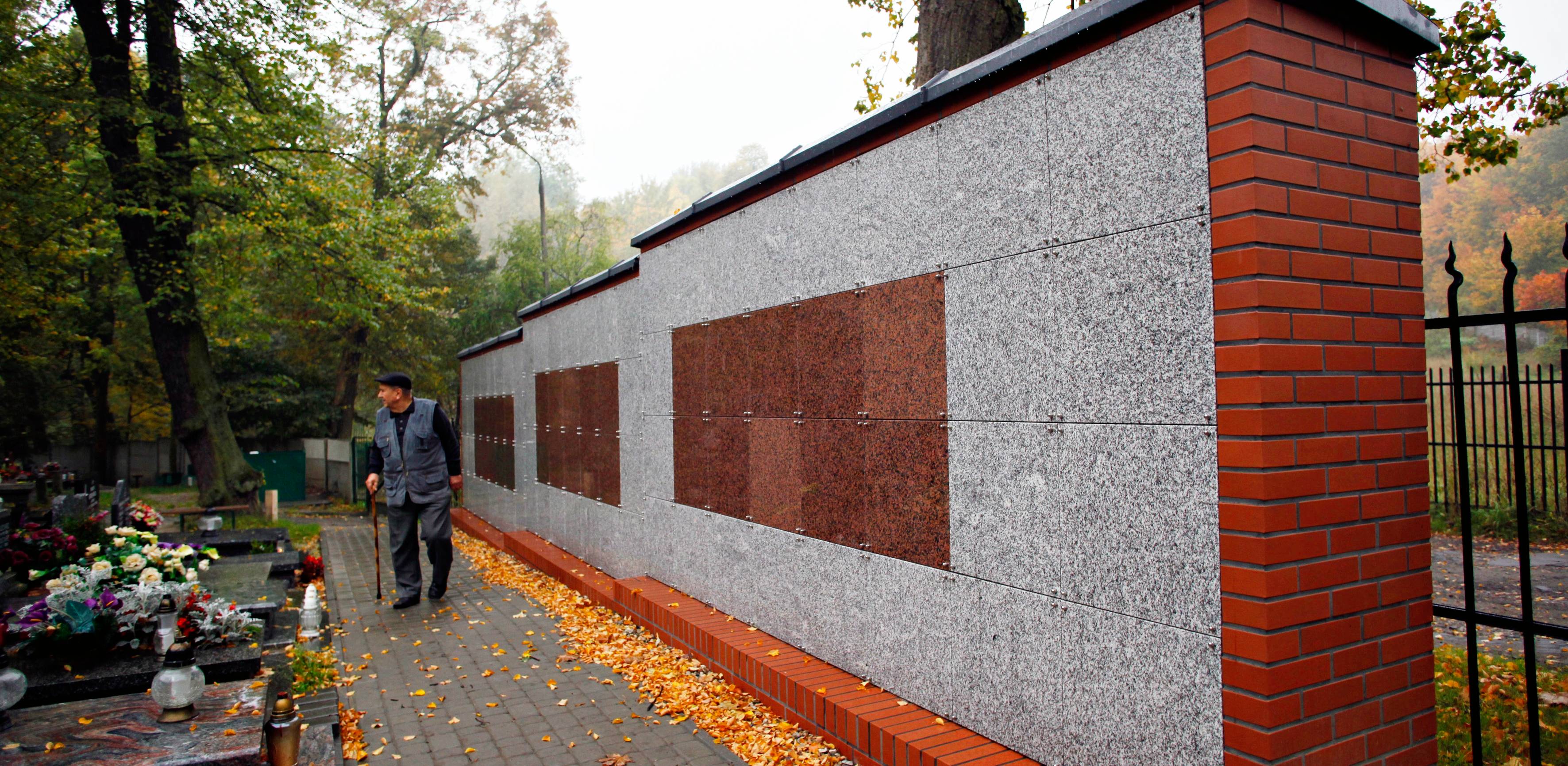 Zdjęcie archiwalne. Kolumbarium na cmentarzu w Gdańsku-Chełmie (fot. Krzysztof Mystkowski / KFP)