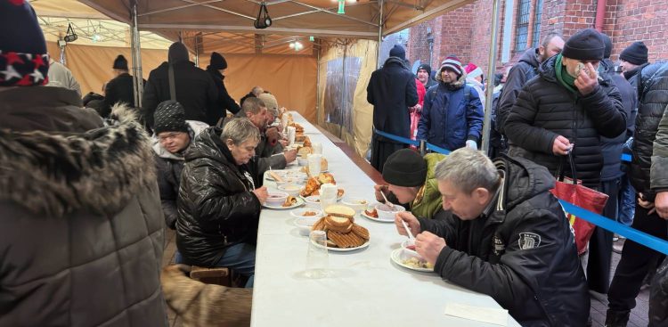 Wigilia dla osób w kryzysie bezdomności. Parafia im. św. Franciszka z Asyżu w Gdańsku (fot. Radio Gdańsk/Oskar Bąk)
