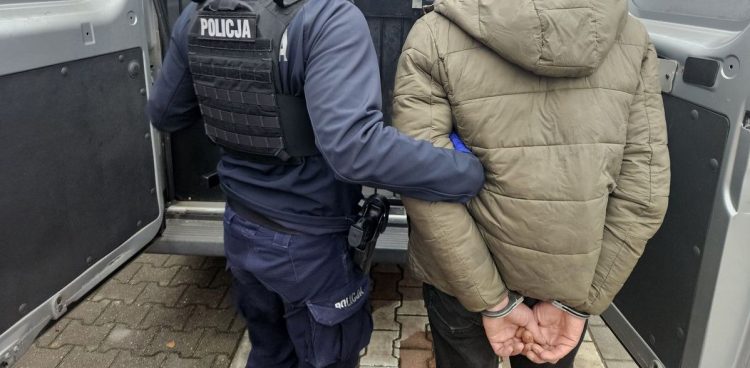 60-latek wpadł w ręce mundurowych po tym, gdy okradł dwie nastolatki, które korzystały z lodowiska (Fot. KMP Sopot)