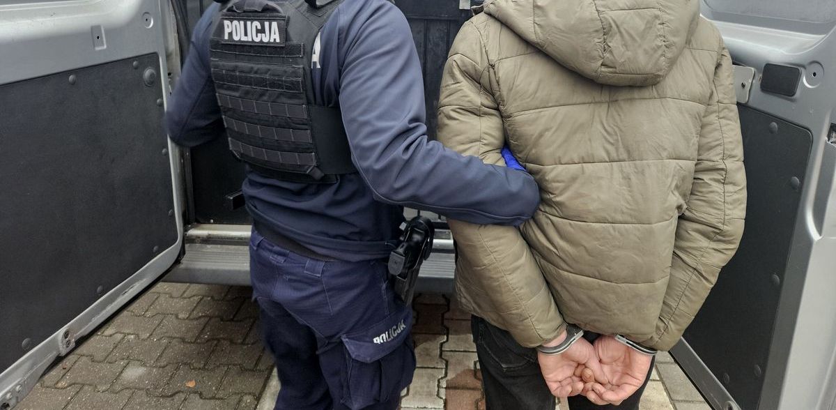 60-latek wpadł w ręce mundurowych po tym, gdy okradł dwie nastolatki, które korzystały z lodowiska (Fot. KMP Sopot)