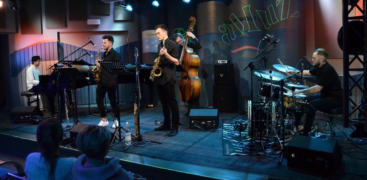 Koncert z cyklu aMuz w Radiu Gdańsk. Na scenie muzycy z Szymon Zawodny Quintet (fot. Radio Gdańsk/Piotr Puchalski)