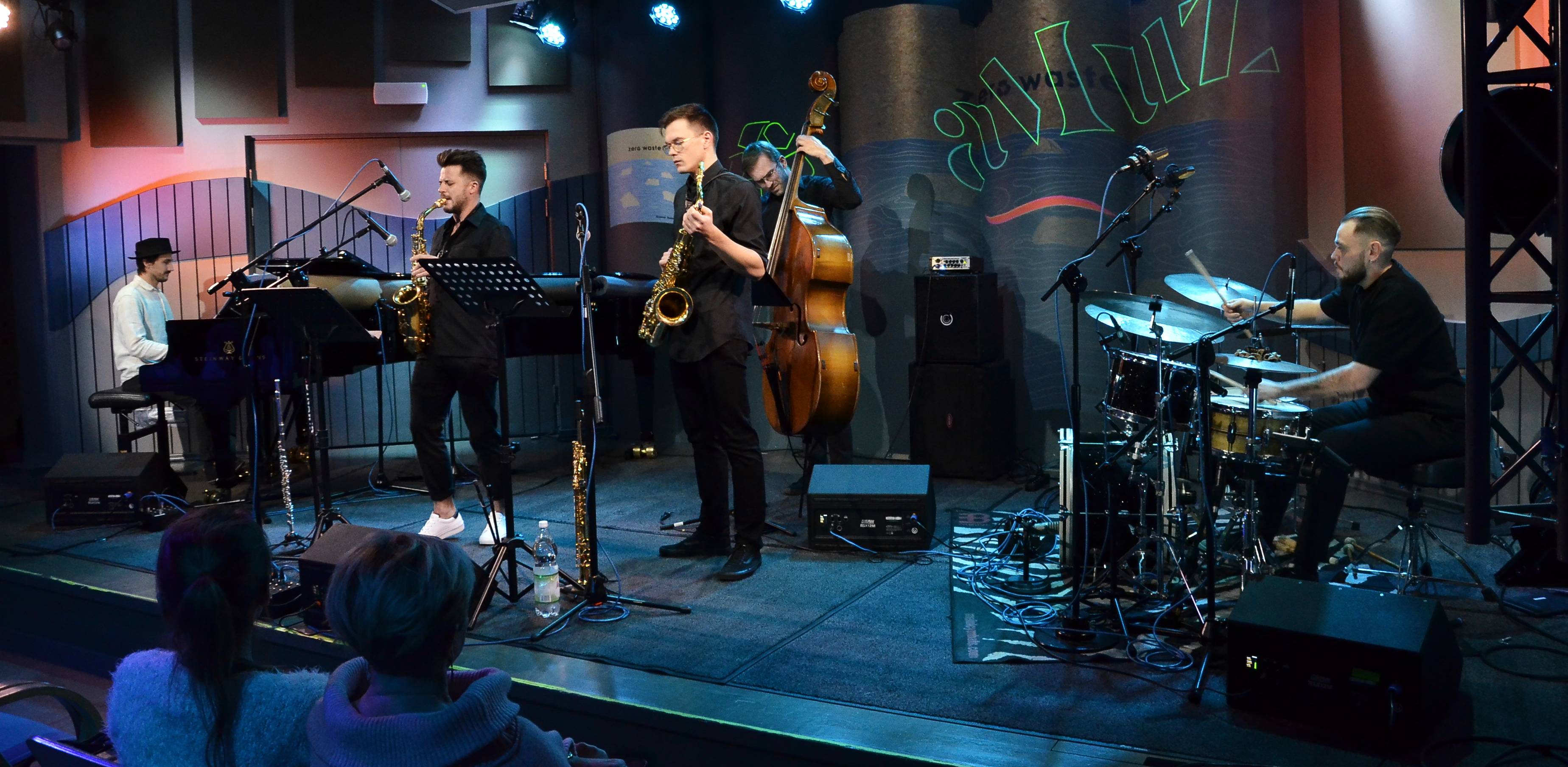 Koncert z cyklu aMuz w Radiu Gdańsk. Na scenie muzycy z Szymon Zawodny Quintet (fot. Radio Gdańsk/Piotr Puchalski)