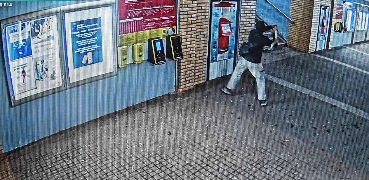 Akt wandalizmu w tunelu pod przystankiem SKM Gdańsk Politechnika (fot. monitoring PKP SKM)