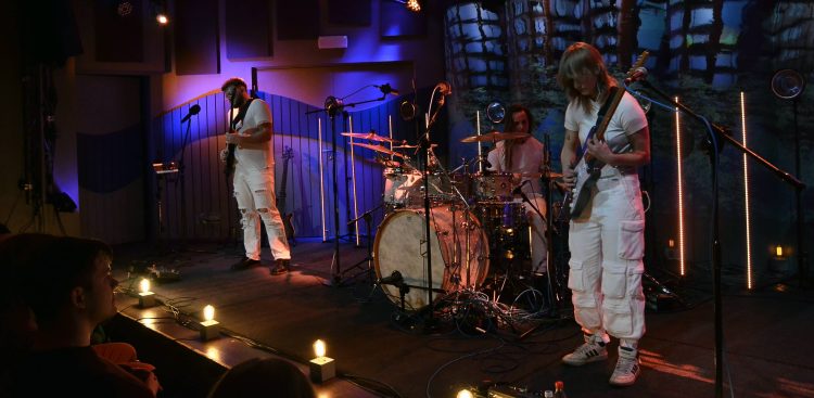 Rockowe trio Haasta na scenie Studia Koncertowego Radia Gdańsk im. Janusza Hajduna (fot. Radio Gdańsk/Piotr Puchalski)