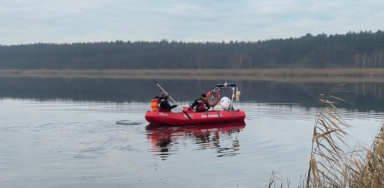 Akcja poszukiwawcza na jeziorze Liwieniec (fot. Miejska Ochotnicza Straż Pożarna w Prabutach)