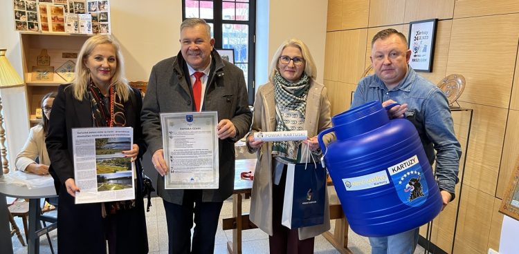 Kapsuła, czyli trzy wielkie skrzynie, ma zostać otwarta za sto lat (fot. Radio Gdańsk/Robert Groth)