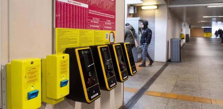 Tunel pod Dworcem Główym PKP w Gdańsku. Automaty systemu FALA do zakupu biletów. 01.03.2024 r. (fot. Paweł Marcinko / KFP)