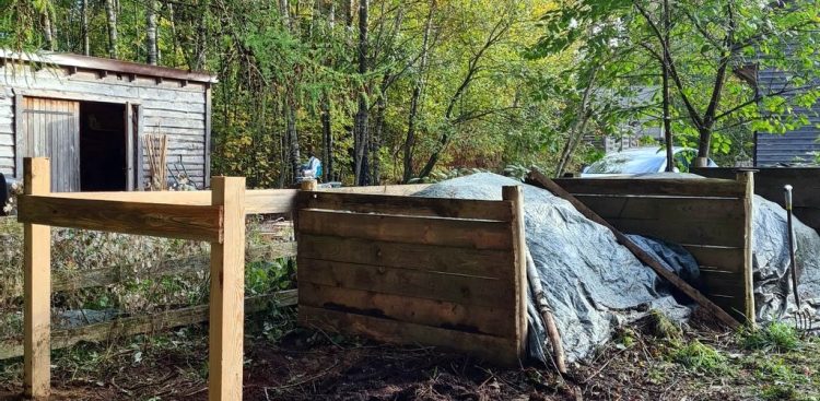 Kompostowniki w ogrodzie Katarzyny Bellingham (fot. Katarzyna Bellingham)