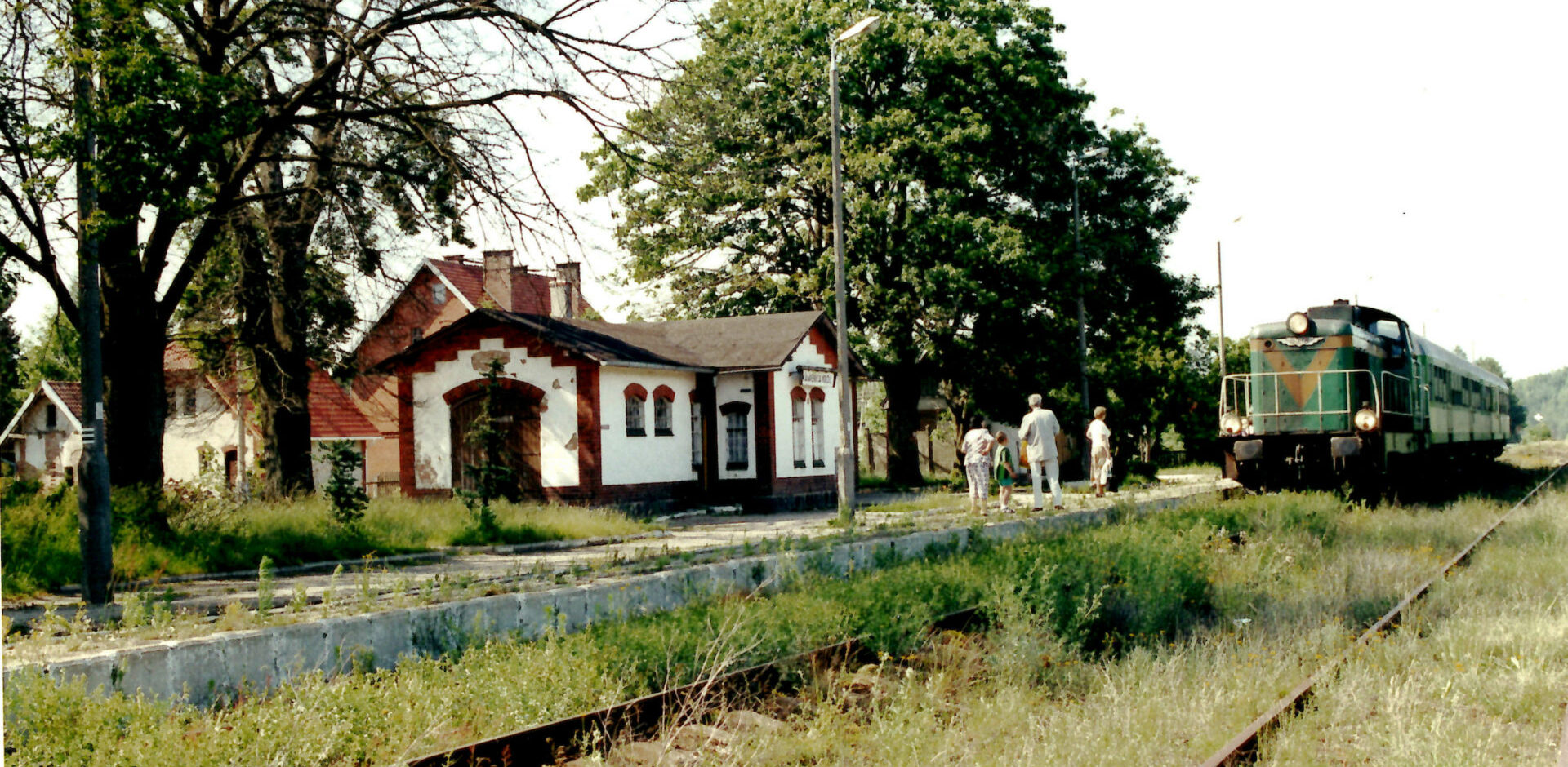 19 czerwca 2000 r. Jeden z ostatnich pociągów z Lęborka do Kartuz na stacji Kamienica Królewska (Fot. Aleksander Olszak)