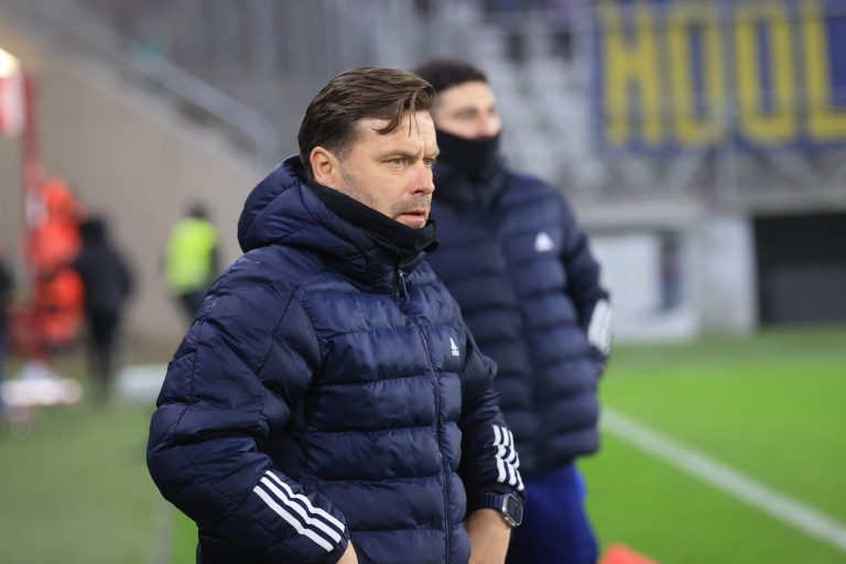 Szkoleniowiec Arki Gdynia Tomasz Grzegorczyk podczas meczu 19. kolejki piłkarskiej 1. ligi z ŁKS Łódź, 9 bm. (js) (Fot. PAP/Marian Zubrzycki)