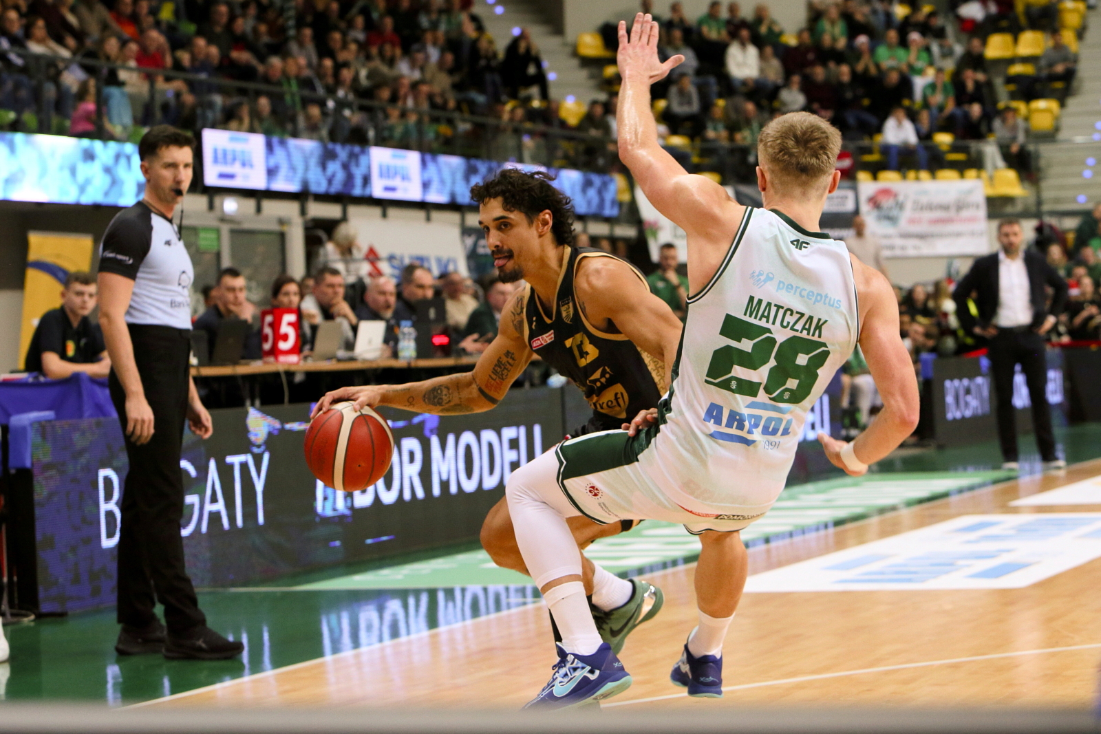 Zielona Góra, 21.12.2024. Koszykarz Zastalu Zielona Góra Filip Matczak (P) i Nicholas Johnson (L) z Trefla Sopot podczas meczu Ekstraklasy (fot. PAP/Lech Muszyński)