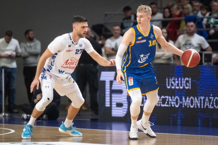 Włocławek, 23.12.2024. Zawodnik Anwilu Włocławek Michał Michalak (L) i Łukasz Kolenda (P) z AMW Arki Gdynia podczas meczu 11. kolejki Ekstraklasy koszykarzy, 23 bm. (js) (Fot. PAP/Tytus Żmijewski)