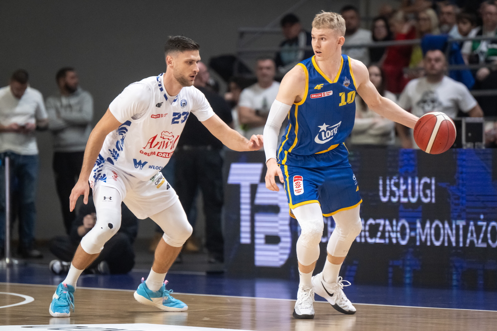 Włocławek, 23.12.2024. Zawodnik Anwilu Włocławek Michał Michalak (L) i Łukasz Kolenda (P) z AMW Arki Gdynia podczas meczu 11. kolejki Ekstraklasy koszykarzy, 23 bm. (js) (Fot. PAP/Tytus Żmijewski)