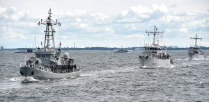 Gdynia. Parada morska i lotnicza z okazji Świta Marynarki Wojennej. Nz. niszczyciel min ORP Czajka, francuski niszczyciel min Aigle oraz francuski niszczyciel min Cephee - 24.06.2018 r. (fot. Maciej Kosycarz / KFP)