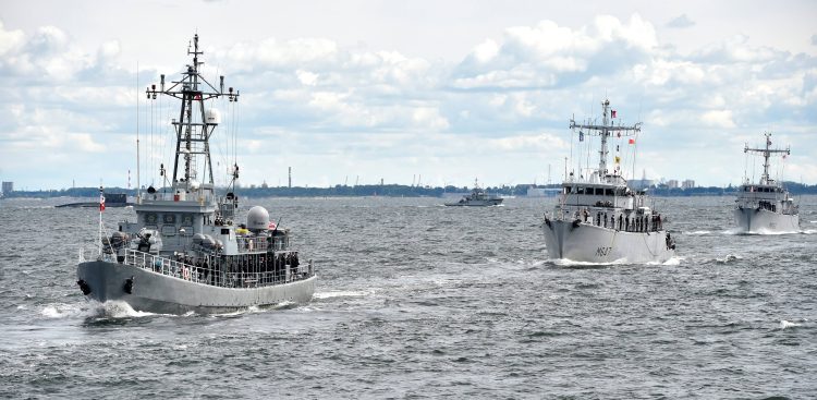 Gdynia. Parada morska i lotnicza z okazji Świta Marynarki Wojennej. Nz. niszczyciel min ORP Czajka, francuski niszczyciel min Aigle oraz francuski niszczyciel min Cephee - 24.06.2018 r. (fot. Maciej Kosycarz / KFP)