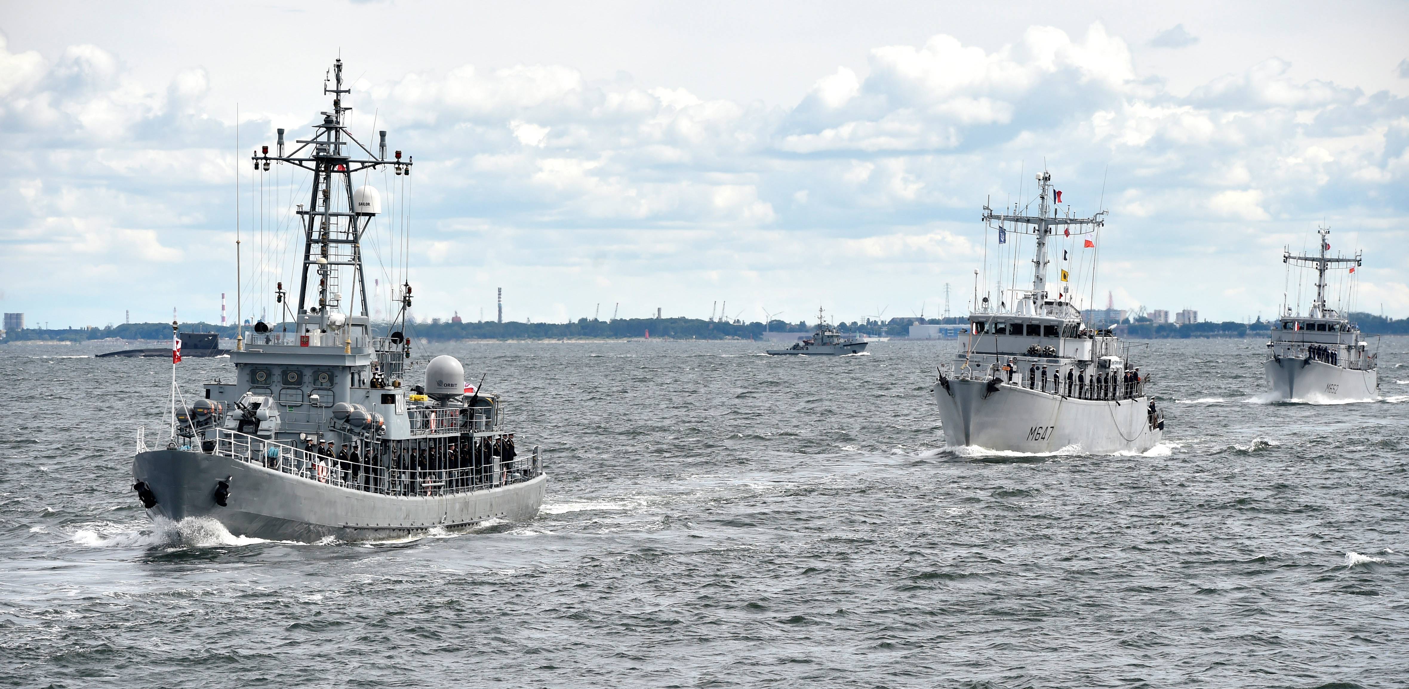 Gdynia. Parada morska i lotnicza z okazji Świta Marynarki Wojennej. Nz. niszczyciel min ORP Czajka, francuski niszczyciel min Aigle oraz francuski niszczyciel min Cephee - 24.06.2018 r. (fot. Maciej Kosycarz / KFP)