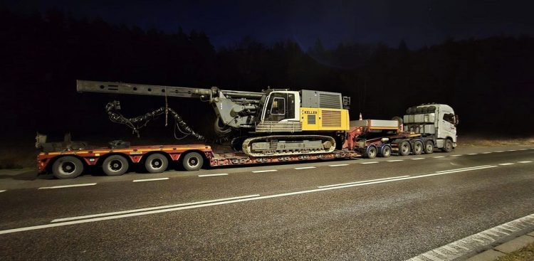 W listopadzie mieszkańcy Oliwy w obawie o to, jak przejazd i drgania wpłyną na stan budynków, zablokowali transport ciężarówki z palownicą (fot. Facebook/Rada Dzielnicy Oliwa)