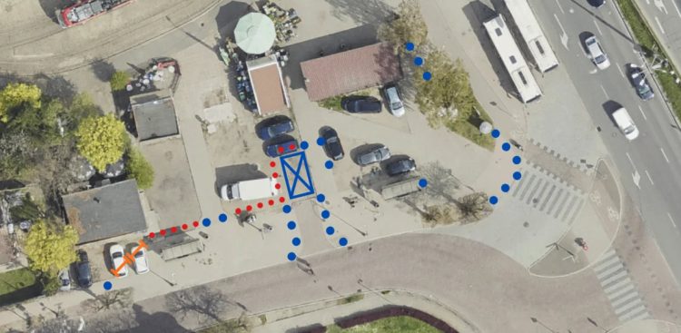 Fotografia przedstawia dokładne ułożenie słupków blokujących (fot. Gdański Zarząd Dróg i Zieleni)