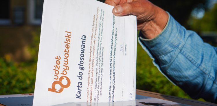 Sopot. Mobilmy punkt do głosowania podczas Festynu Sąsiedzkiego zorganizowanego przez Sopockie Domy Sąsiedzkie oraz Spółdzielnię Mieszkaniową im. J. I. Kraszewskiego. (fot. Anna Rezulak / KFP)