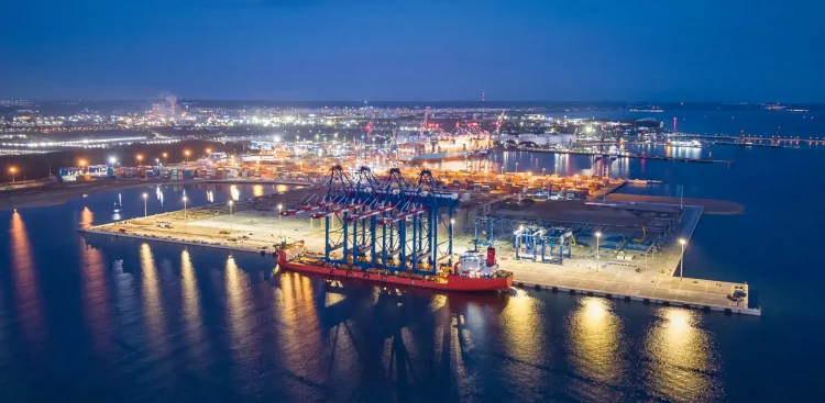 Statek z suwnicami STS przy nabrzeżu terminala (fot. Budimex)