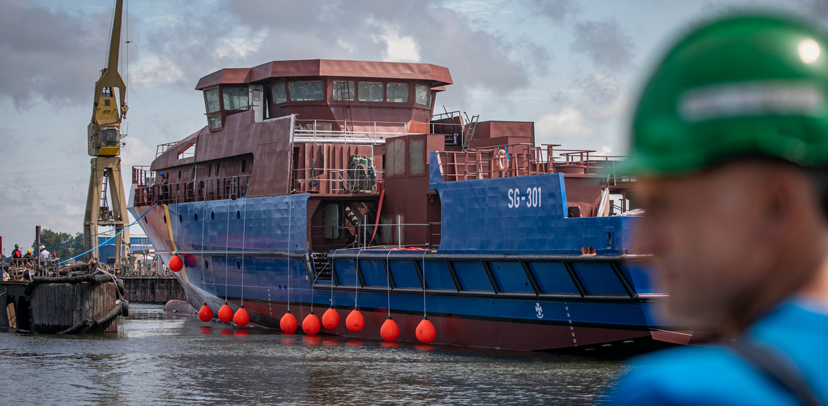 Zdjęcie archiwalne. Wodowanie kadłuba pełnomorskiej jednostki patrolowej budowanej dla Morskiego Oddziału Straży Granicznej (fot. KFP/Krzysztof Mystkowski)