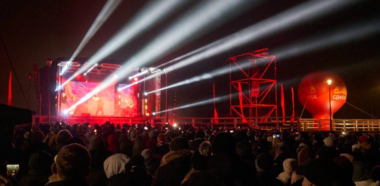 Zdjęcie archiwalne. Zabawa sylwestrowa w Gdańsku-Brzeźnie (fot. gdansk.pl/Dominik Kulaszewicz)