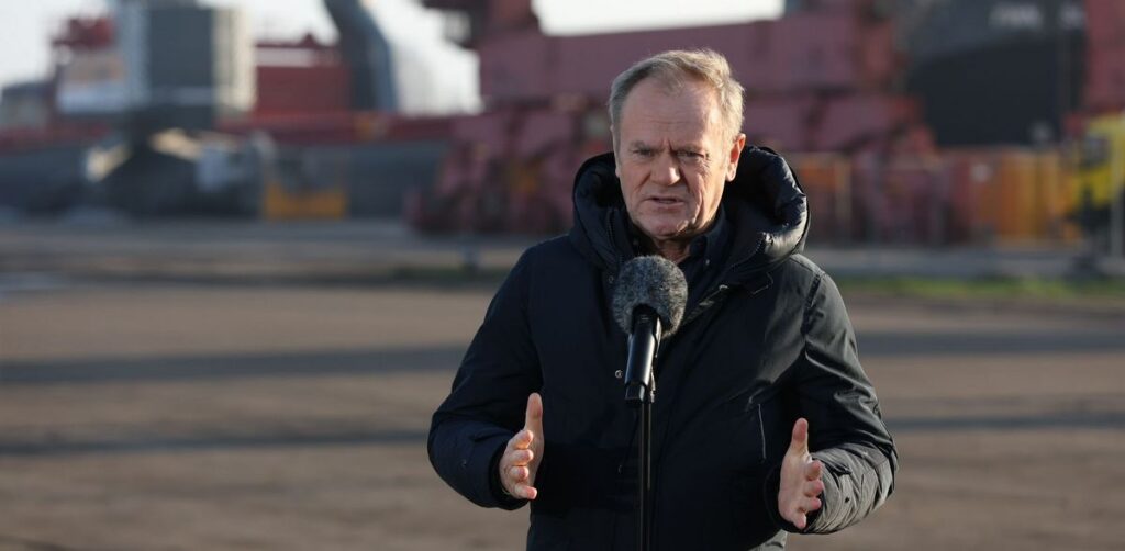 Premier Donald Tusk podczas konferencji w Porcie Gdańsk