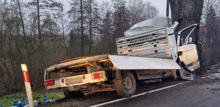 Wypadek drogowy w Starym Mieście. Zakleszczony kierowca został przetransportowany do szpitala (fot. OSP w Starym Dzierzgoniu)