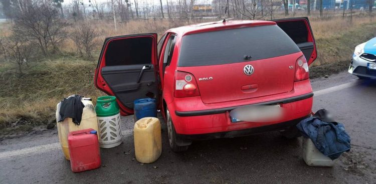 Samochód, którym uciekał 37-latek na S7. Poszukiwano go z uwagi na związek z kradzieżami paliwa ze stacji benzynowych (fot. KWP w Gdańsku)