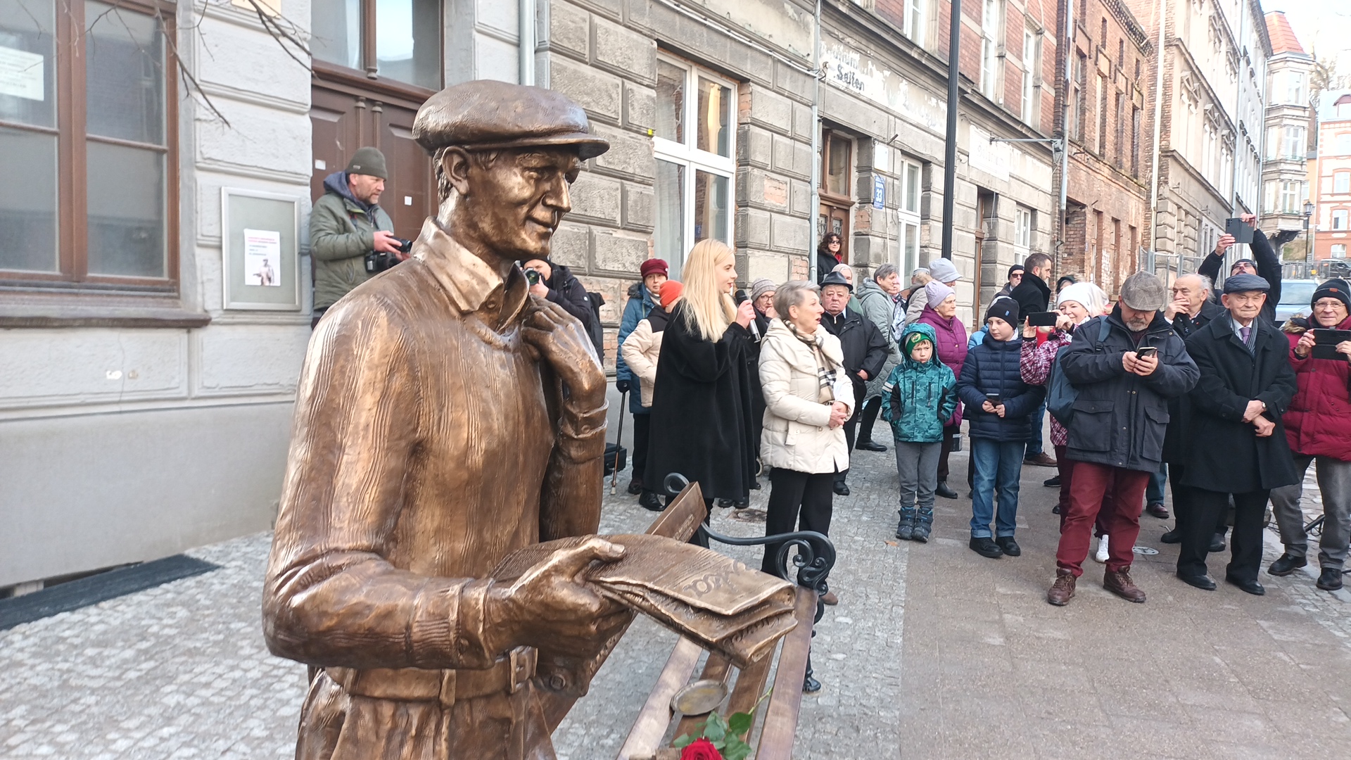 Pomnik Brunona Zwarry odsłonięto przy ul. Biskupiej 33 w Gdańsku (fot. Radio Gdańsk/Piotr Puchalski)