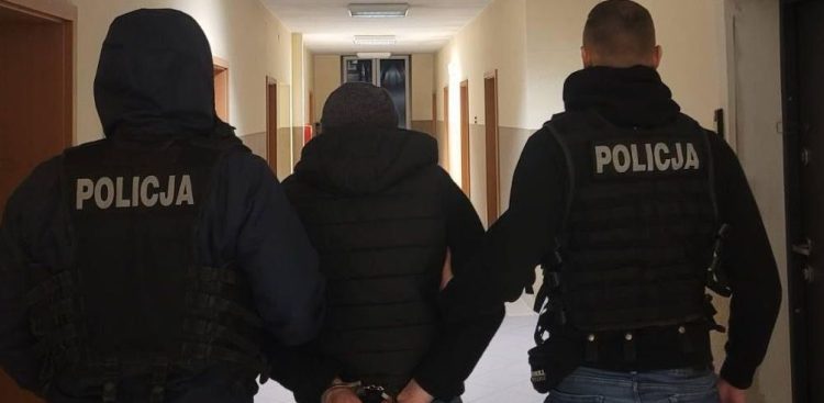 Policjanci zatrzymali 60-latka z Gdańska, który miał w mieszkaniu narkotyki (fot. gdansk.policja.gov.pl)