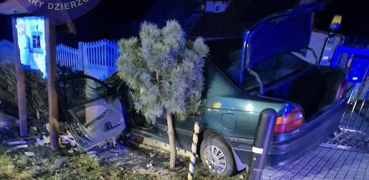 Pijana kobieta wjechała autem w ogrodzenie posesji (fot. Facebook/Ochotnicza Straż Pożarna w Starym Dzierzgoniu)