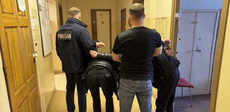 Policjanci zatrzymali dwie osoby podejrzane o dokonanie rozboju w salonie gier na terenie Gdyni (fot. pomorska.policja.gov.pl)