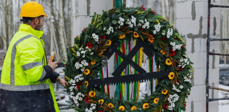 Symboliczna wiecha została zawieszona na budowanej szkole przy ul. Morenowe Wzgórze (fot. gdansk.pl/Dominik Paszliński)
