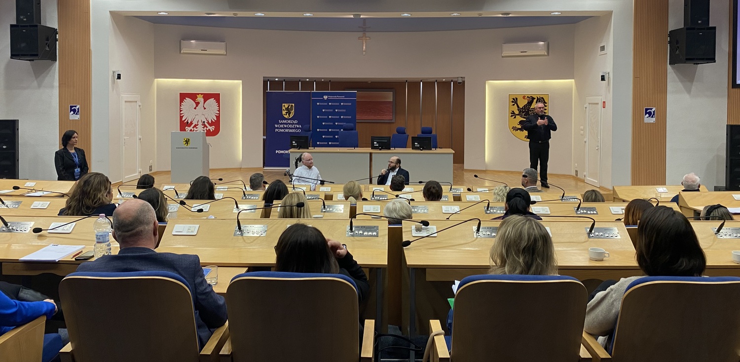 Rodzice osób z niepełnosprawnościami oraz przedstawiciele organizacji pozarządowych spotkali się z Łukaszem Krasoniem w Gdańsku (fot. Radio Gdańsk/Kuba Kaługa)