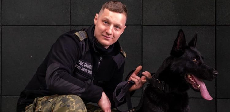 Przewodnicy psów służbowych z Morskiego Oddziału Straży Granicznej razem ze swoimi podopiecznymi uczestniczyli w szkoleniu doskonalącym (fot. Facebook/Morski Oddział Straży Granicznej)