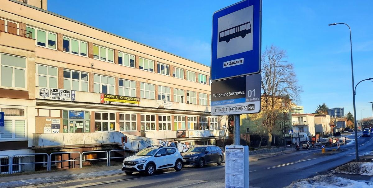 Po protestach przywrócono przystanek przy domu seniora, ale nie wyposażono go ani w wiatę, ani w ławki (fot. Radio Gdańsk/Marcin Lange)