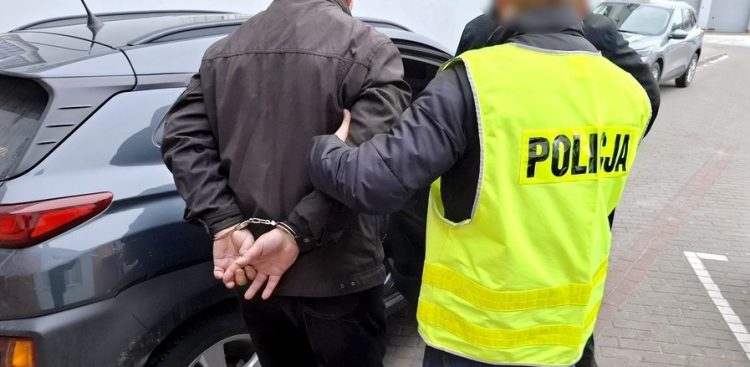 Policja zatrzymała trzy osoby, które wystawiały fałszywe zaświadczenia o badaniach technicznych pojazdów (fot. KPP w Starogardzie Gdańskim)